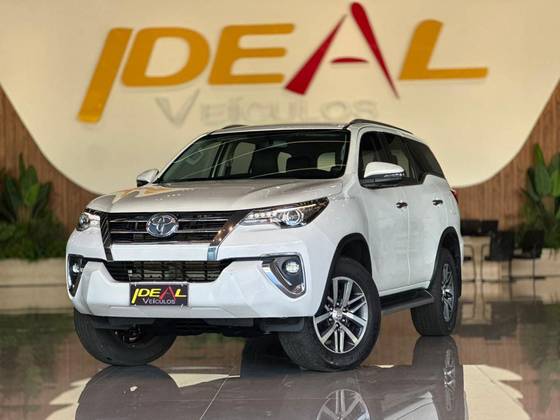 TOYOTA HILUX SW4 2.8 SRX 4X4 7 LUGARES 16V TURBO INTERCOOLER DIESEL 4P AUTOMÁTICO